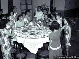 1953: makan malam Reunion secara tradisional diadakan pada Chinese New Year Eve ketika seluruh keluarga, yang mencakup dua atau lebih generasi, berkumpul untuk makan mewah, biasanya disiapkan di home.ST FILE FOTO