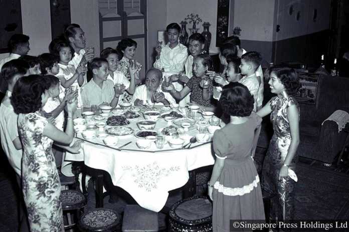 Gambar-gambar perayaan Tahun Baru Imlek di Singapura Puluhan Tahun yang lalu - Kundur News 1953: makan malam Reunion secara tradisional diadakan pada Chinese New Year Eve ketika seluruh keluarga, yang mencakup dua atau lebih generasi, berkumpul untuk makan mewah, biasanya disiapkan di home.ST FILE FOTO