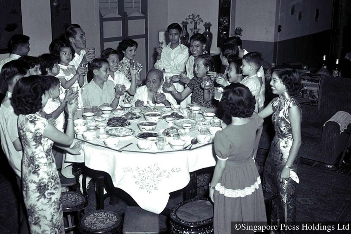 1953: makan malam Reunion secara tradisional diadakan pada Chinese New Year Eve ketika seluruh keluarga, yang mencakup dua atau lebih generasi, berkumpul untuk makan mewah, biasanya disiapkan di home.ST FILE FOTO