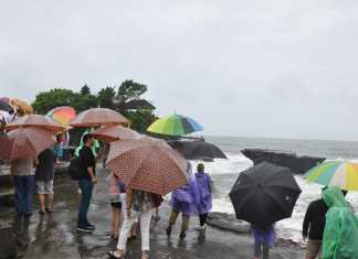 Cuaca Buruk Tidak Pengaruhi Kunjungan Wisatawan ke Tanah Lot, Bali
