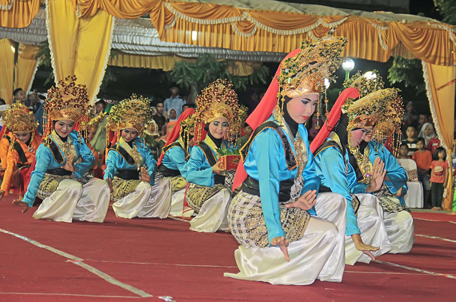 Tari Persembahan oleh Sanggar Mawar Tanjoeng dan Sanggar Selaseh, Kundur#