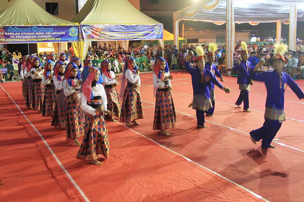 Tarian Tempurung, oleh siswa siswi SMU N 1 Kundur