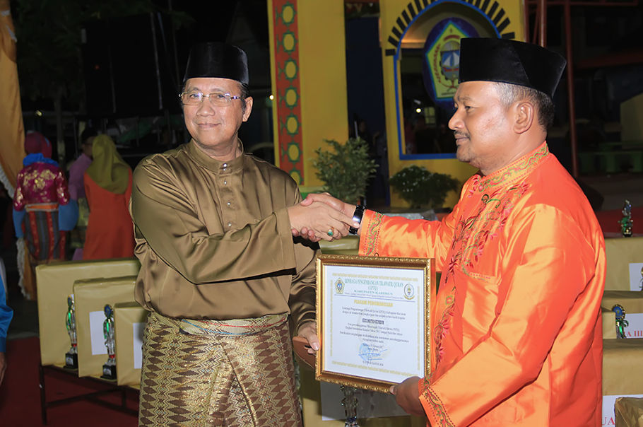 Wakil Bupati Karimun, Anuar Hasyim, dan Ketua Panitia MTQ KEc Kundur 2017