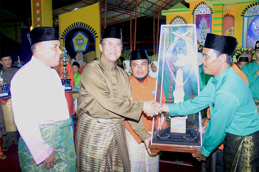 Wakil Bupati Karimun, Anuar Hasyim menyerahkan Piala peraih Juara Umum kepada Kades Sei Sebesi, Nazarudin