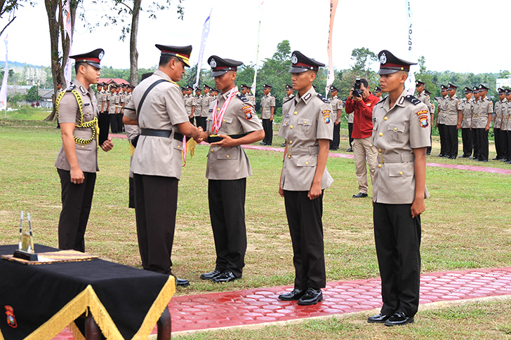 200_brigadir_polri_di_lantik_1_putra_kundur_sebagai_siswa_terbaik