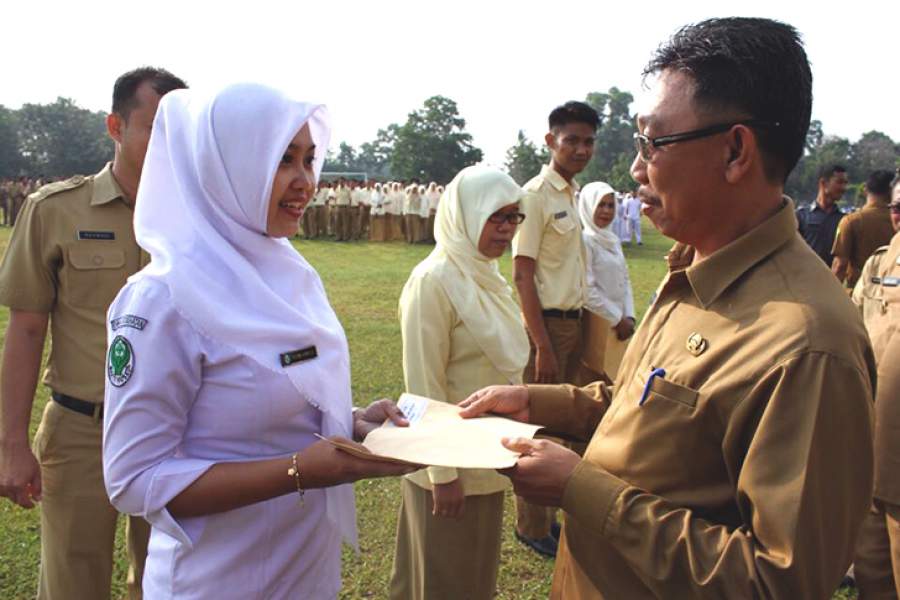 Bupati Karimun Aunur Rafiq menyerahkan SK Kontrak Honorer