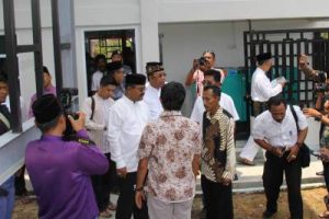 bupati_karimun_aunur_rafiq_resmikan_penggunaan_sarana_air_minum_sawang_selatan_2