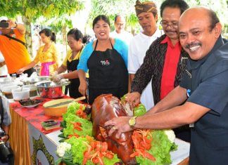 daging_babi_aman_pemprov_bali_gelar_makan_daging_babi_bersama