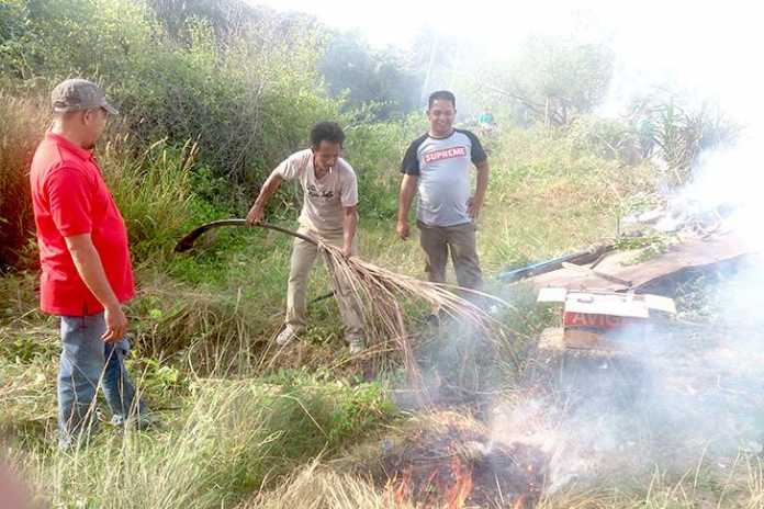 gotong_royong_membersihkan_pantai