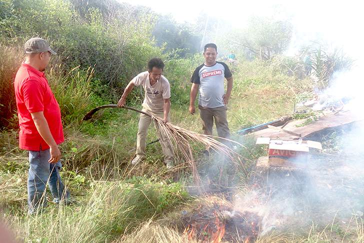 Gotong royong Membersihkan Pantai