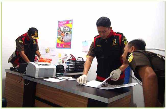 pengeledahan_kantor_dinas_sosial_karimun_oleh_aparat_kejaksan