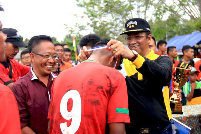 wakil_bupati_karimun_anuar_hasyim_tutup_turnamen_sepak_bola_durai_terbuka wakil_bupati_karimun_anuar_hasyim_tutu