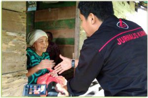 Ketua Jurnalis Karimun, Ilham, saat menyerahkan paket sembako.