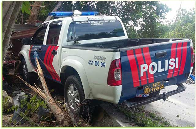 Kendaraan-Patroli-Satlantas-Polres-Karimun-Terseruduk-Warung-Makan