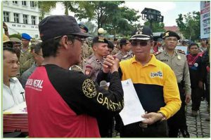 Pendemo serahkan draft tuntutan ke Pemkab Karimun yang diterima oleh wakil Bupati Karimun, Anuar Hasyim