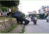 mobil_bak_terbuka_terjungkal_di_komplek_ruko_padimas