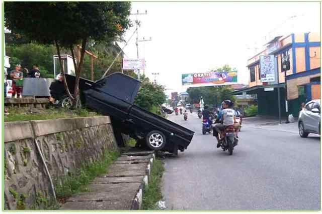 Mobil Bak Terbuka Terjungkal di Komplek Ruko Padimas