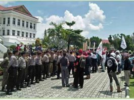 Demo hari Buruh 'May Day' di Depan Kantor Bupati Karimun