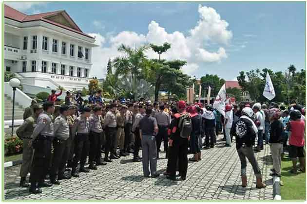 Demo hari Buruh 'May Day' di Depan Kantor Bupati Karimun