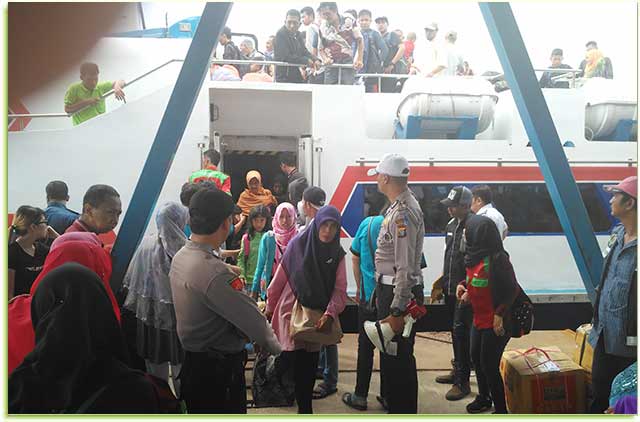 Arus-Balik-H+3-Idul-Fitri-1438-H-di-Pelabuhan-Tanjungbatu