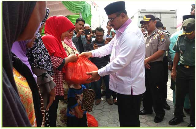 Bupati Karimun Aunur Rafiq Bagikan 1520 Paket Sembako Gratis