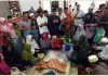 Jenazah Sapari, penjaga Masjid Agung Poros Kabupaten Karimun-kepri, dirumah duka