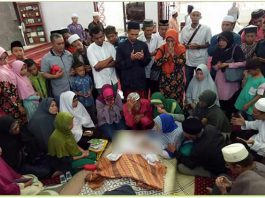 Jenazah Sapari, penjaga Masjid Agung Poros Kabupaten Karimun-kepri, dirumah duka