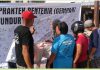 Penandatangan dukungan warga di atas spanduk
