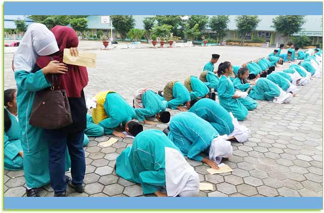 Sujud Syukur Siswa siswi saat kelulusan