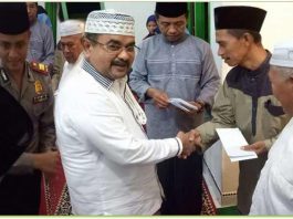 Bupati Karimun, H Aunur Rafiq saat menyerahkan bantuan ke pengurus Masjid Ar Rahman desa Tulang Karimun