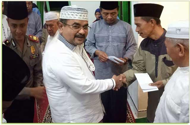 Bupati Karimun, H Aunur Rafiq saat menyerahkan bantuan ke pengurus Masjid Ar Rahman desa Tulang Karimun