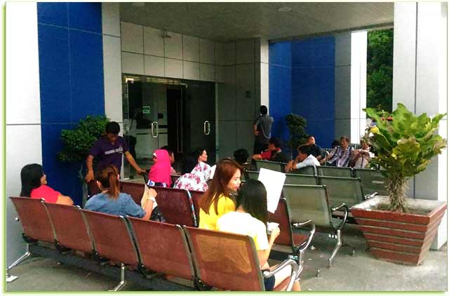 Para pembuat paspor di kantor Imigrasi Tanjungbalai Karimun