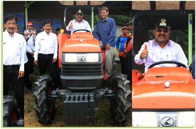 Bupati Karimun Serahkan Satu Unit Mini Traktor