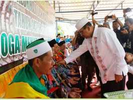 Sebelum berangkat, para calon jemaah dilakukan tepuk tepung tawar, oleh Bupati Karimun H Aunur Rafiq