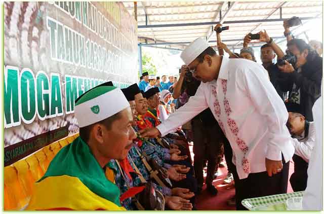 Bupati-Lepas-186-Calon-Jamaah-Haji-Karimun-Berangkat-Ke-Tanah-Suci-Mekah Sebelum berangkat, para calon jemaah dilakukan tepuk tepung tawar, oleh Bupati Karimun H Aunur Rafiq