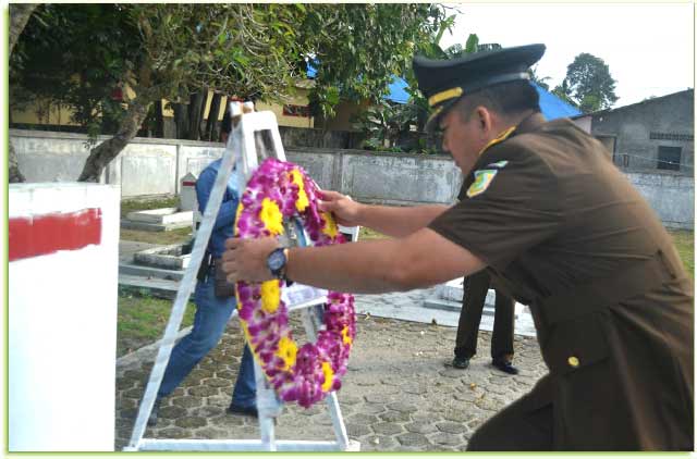 Filpan Fajar D.Laia Pimpin Ziarah dan Tabur Bunga di Makam Pahlawan