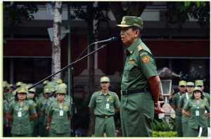 Gubernur-Bali-Made-Mangku-Pastika-saat-menjadi-pembina-apel-disiplin-awal-Bulan-Juli-di-Halaman-Kantor-Gubernur-Bali