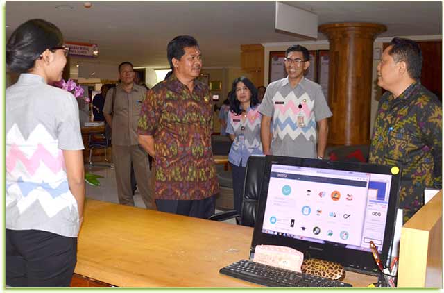 Wakil Gubernur Bali Ketut Sudikerta dalam acara Pengukuhan Ikatan Wartawan Online (IWO) Bali, di Gedung Sewaka Dharma, Lumintang, Denpasar, Selasa (25/7).