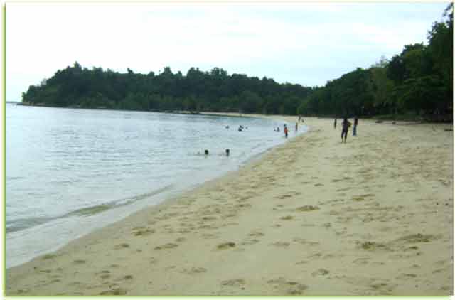 Polres-Karimun-dan-Polsek-Meral-Bersihkan-Pantai-Pelawan Polres-Karimun-dan-Polsek-Meral-Bersihkan-Pantai-Pelawan