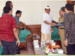 Wakil Gubernur Bali Ketut Sudikerta saat menerima Jajaran Direksi dan Dewan Komisaris PT. Jamkrida Bali Mandara di Ruang Kantor Gubernur Bali, di Denpasar, Selasa (22/8).