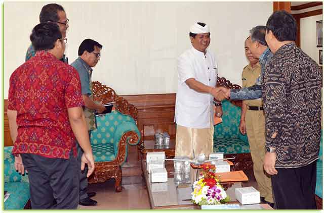 Wakil Gubernur Bali Ketut Sudikerta saat menerima Jajaran Direksi dan Dewan Komisaris PT. Jamkrida Bali Mandara di Ruang Kantor Gubernur Bali, di Denpasar, Selasa (22/8).