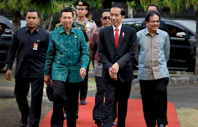 Jokowi-Serahkan-5.903-Sertifikat-Tanah-Kepada-Masyarakat-Bali-2