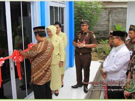 Peresmian Musholla ditandai dengan pengguntingan pita oleh Kajati Yunan Harjaka