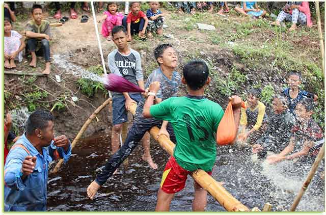 Lomba-Pukul-Bantal-di-Parit,-Warnai-Peringatan-HUT-RI-di-Tanjung-Sari-Poyo