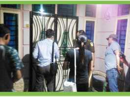 Aparat tim Gabungan yang didampingi pacar tersangka Khaidir ketika hendak melakukan pengeledahan di Rumah tersangka di KM 7 Tanjung Batu Kundur