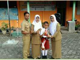 Juara pada lomba Pantomim, Zaidi, Bersama Kepala Unit Pelaksana Pendidikan, Rahayu Kusriyanti, dan Para Guru SDN 05
