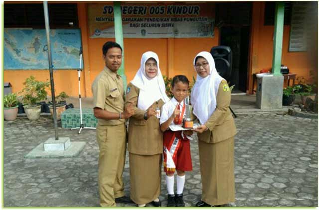 Juara pada lomba Pantomim, Zaidi, Bersama Kepala Unit Pelaksana Pendidikan, Rahayu Kusriyanti, dan Para Guru SDN 05