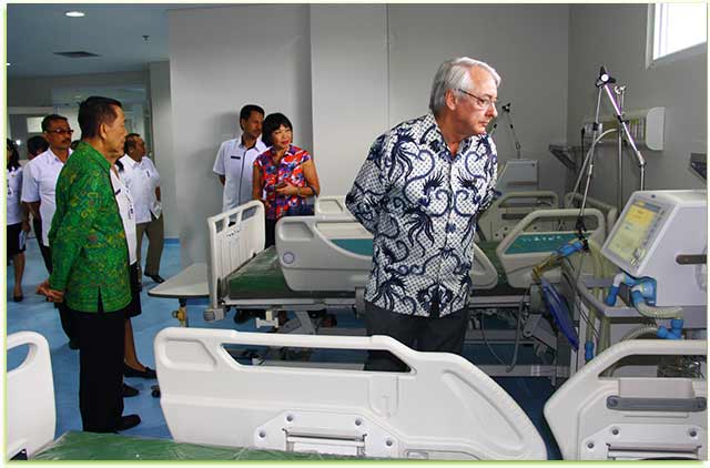 Executive Director dari The Australian Council on Healthcare Standards (ACHS), Dr Lena Low, JP dan Dr Nick Collins meninjau fasilitas Rumah Sakit Bali Mandara dan Rumah Sakit Mata Bali Mandara, Rabu (9/8).