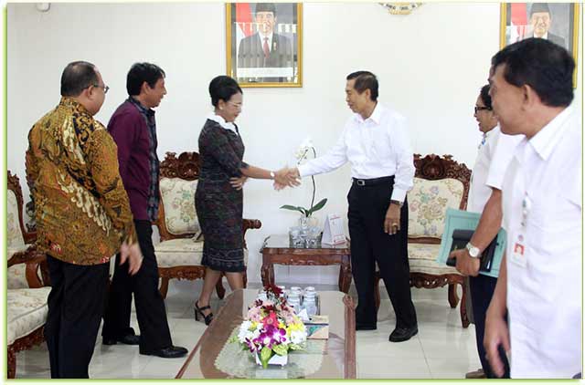 Kunjungan Rektor Universitas Udayana yang baru Prof. Dr. dr. AA Raka Sudewi Sp.S.(K) di Kantor Gubernur Bali, Rabu (13/9).