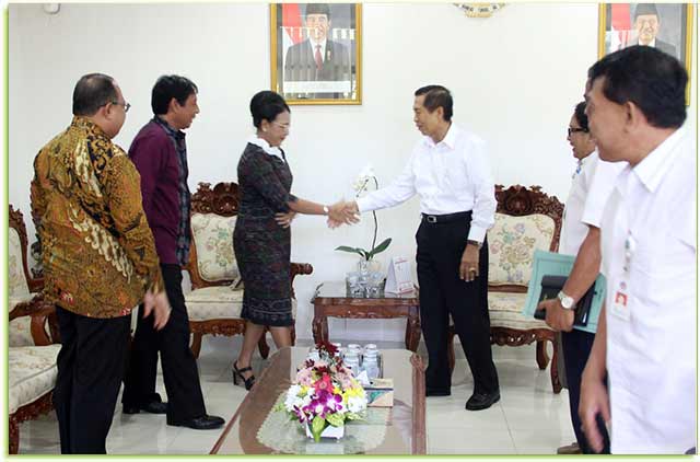 Akademisi-Bali-Diharapkan-Berperan-Dalam-Upaya-Pengentasan-Kemiskinan Kunjungan Rektor Universitas Udayana yang baru Prof. Dr. dr. AA Raka Sudewi Sp.S.(K) di Kantor Gubernur Bali, Rabu (13/9).